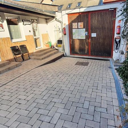 Central Motel Kecskemet Bagian luar foto