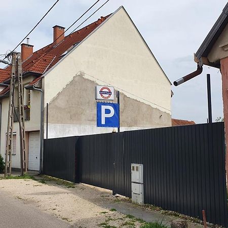 Central Motel Kecskemet Bagian luar foto