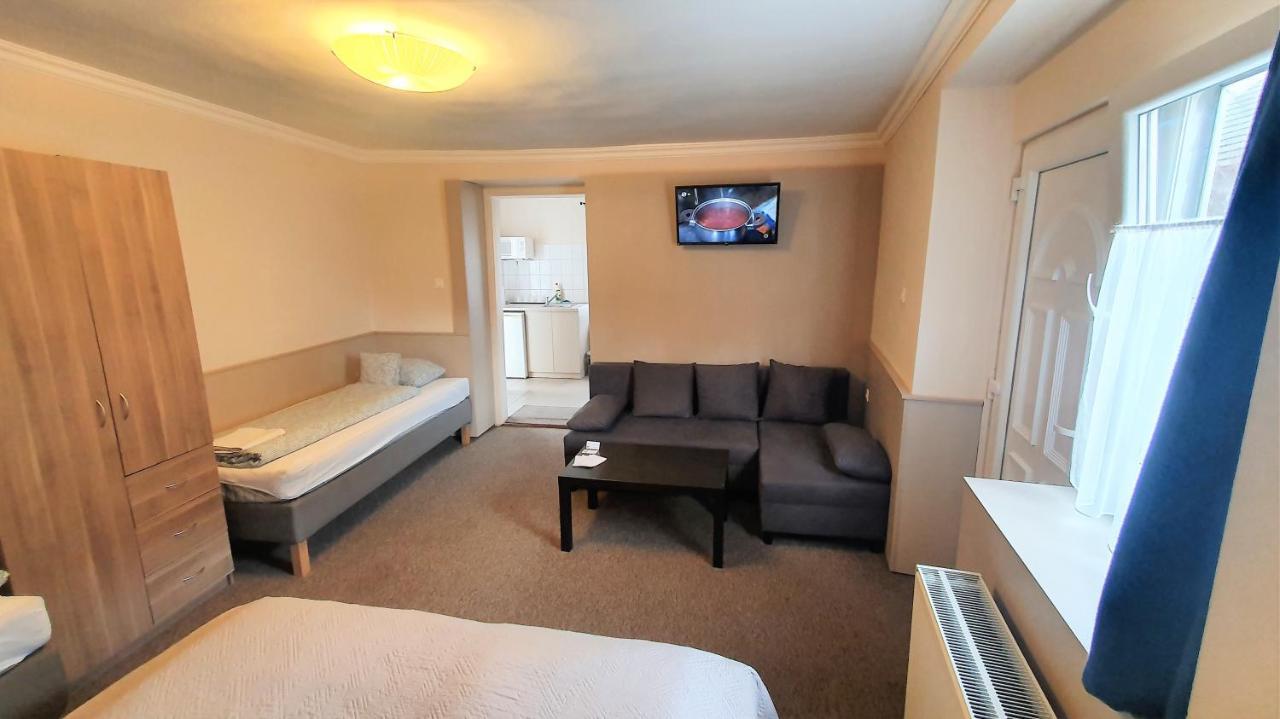 Central Motel Kecskemet Bagian luar foto