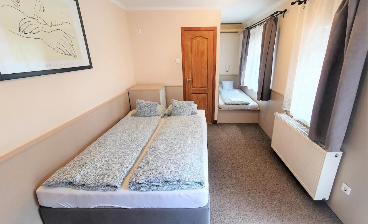 Central Motel Kecskemet Bagian luar foto