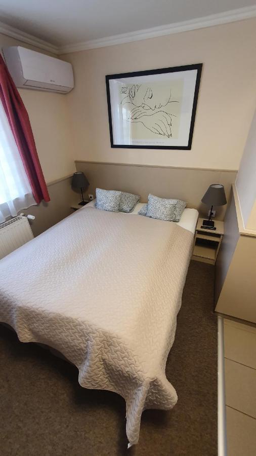 Central Motel Kecskemet Bagian luar foto