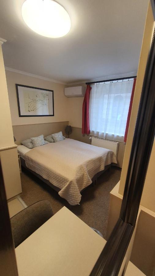 Central Motel Kecskemet Bagian luar foto