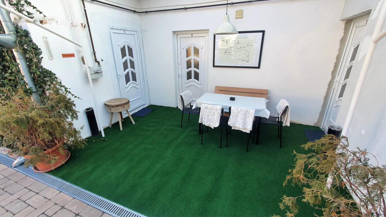Central Motel Kecskemet Bagian luar foto