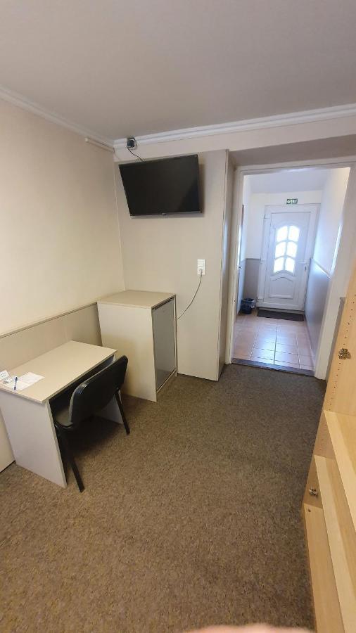 Central Motel Kecskemet Bagian luar foto